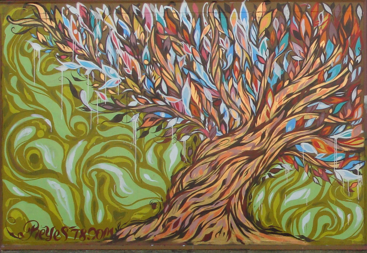Imagen de arbol con graffiti cortesia de ReyesMSKAWR disponible en Flickr con licencia Creative Commons